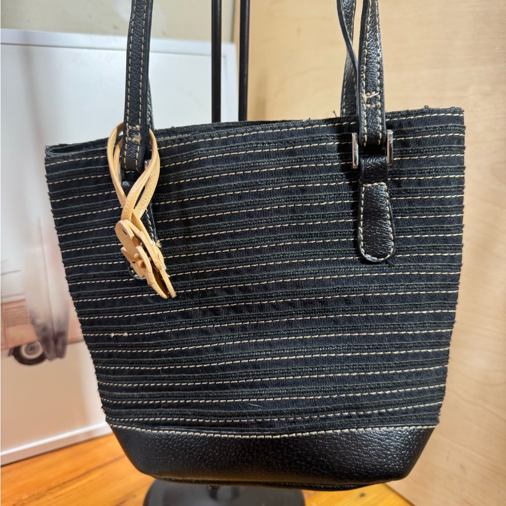 Liz Claiborne Black shoulder bag with Tan Flower Accent - Picture 4 of 8